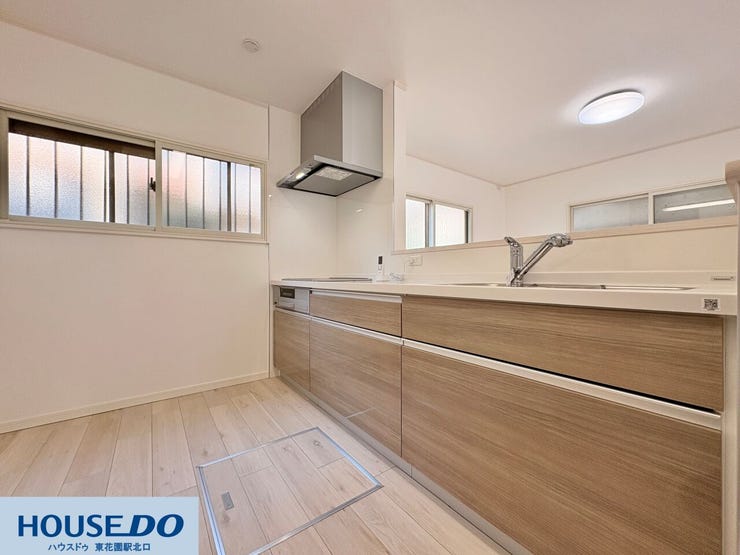 木目調の扉が温かみを添えるシステムキッチンです♪対面式なのでリビングの様子を見守りながら調理ができます!複数の窓から差し込む自然光が、明るく清潔感のあるお料理空間を創出しています♪