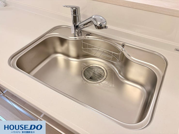 広々としたステンレスシンクには、便利なシャワーヘッド付きの水栓を装備しています!日々の食器洗いやお掃除もスムーズにはかどります♪水栓横のラックなど、細かい使い勝手にも配慮した設計です!