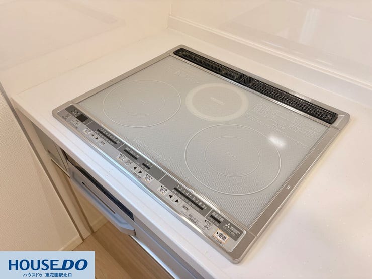 フラットな天板でお手入れがしやすいIHクッキングヒーターです♪火を使わず、お子様のいるご家庭でも安心してお使いいただけます♪火加減の調整もボタンひとつでスムーズに行え、毎日の調理が快適になります