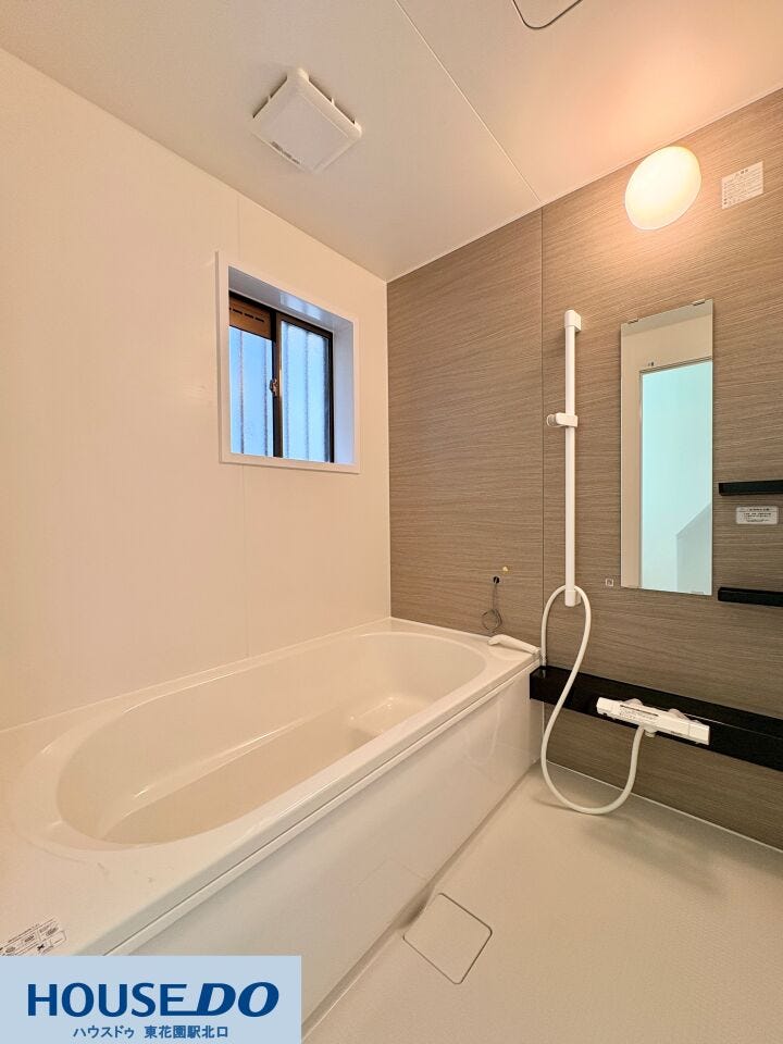 木目調のアクセントパネルが落ち着いた雰囲気を演出する浴室です♪窓があり自然光が差し込み、換気もしやすくなっています!足を伸ばしてくつろげる広々とした浴槽でリラックスタイムをお過ごしいただけます♪