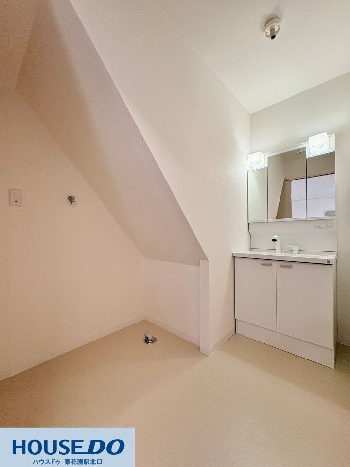 階段下のスペースを有効活用した洗面脱衣所です♪洗濯機置き場も併設されており、家事動線がスムーズです!三面鏡タイプの洗面化粧台は、鏡裏に収納スペースがあり、散らかりがちな小物をすっきりと整理できます♪