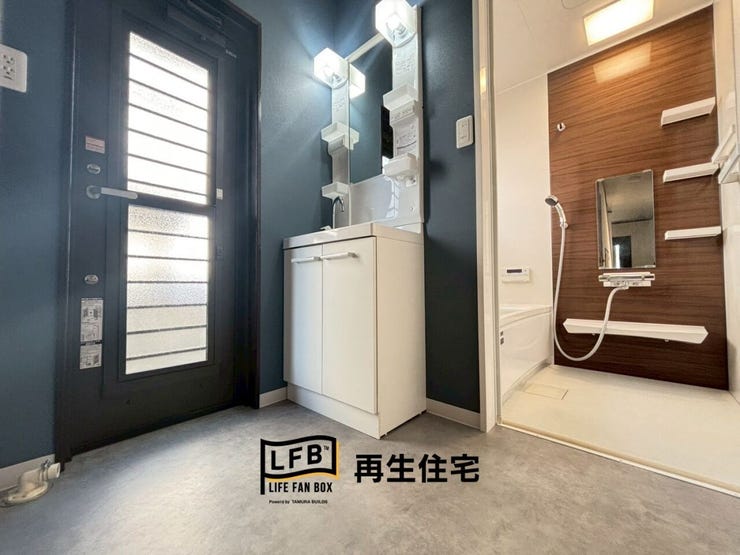 洗面台は収納力も高く、朝の身支度をスムーズにしてくれます。