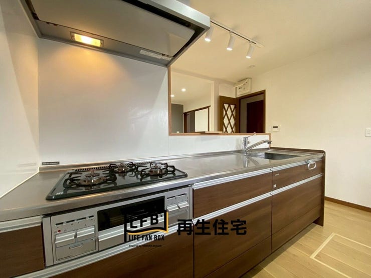 3口コンロに広いシンク、さらに豊富な収納で、毎日の料理がもっと楽しく、スムーズに。