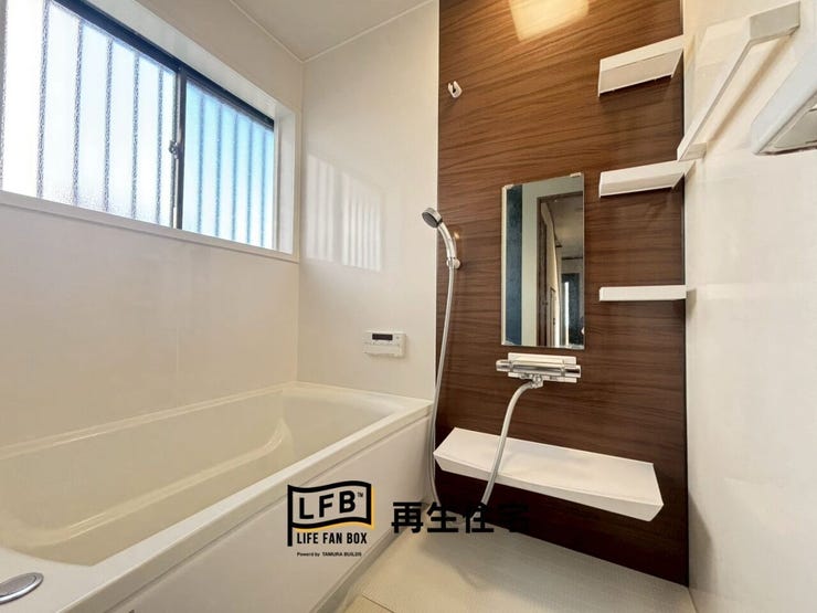 シックな木目パネルが高級感を演出するバスルーム。ゆったりとした浴槽で、一日の疲れを優しく解きほぐす至福のバスタイムを。