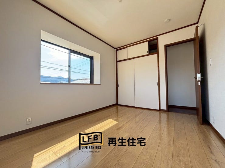 出窓が柔らかな雰囲気を作る洋室。収納もあり荷物が多くても安心です。