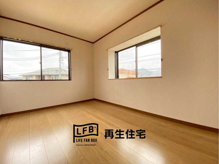 二面採光で明るい風が通り抜ける洋室。全居室に収納を完備し、プライベートな時間も快適に過ごせる設計です。