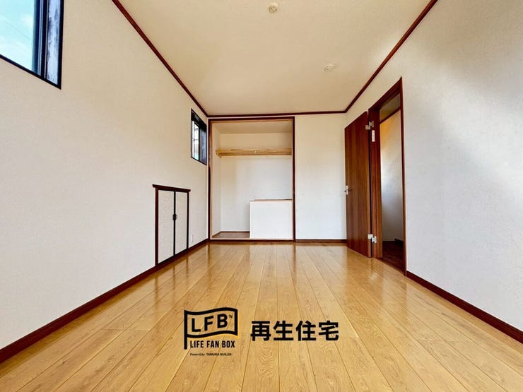 オープンクローゼットが開放的な空間をより作り出す洋室。屋根裏収納もついていて、何をしまおうか考えるのが楽しみになりますね。