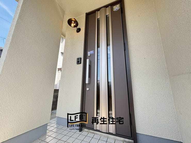 住まいの顔となる玄関は、スリットガラスから光が差し込むモダンなデザイン。防犯面にも配慮した、安心感のある玄関口です。