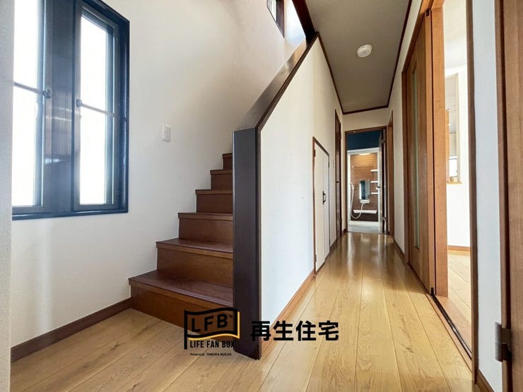 奥行きを感じさせる真っ直ぐな廊下は、各居室へのスムーズな動線を確保しています。