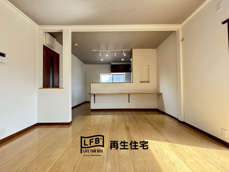 キッチン横には便利なロングカウンターを設置。お子様のスタディスペースや、リモートワークにも最適です。