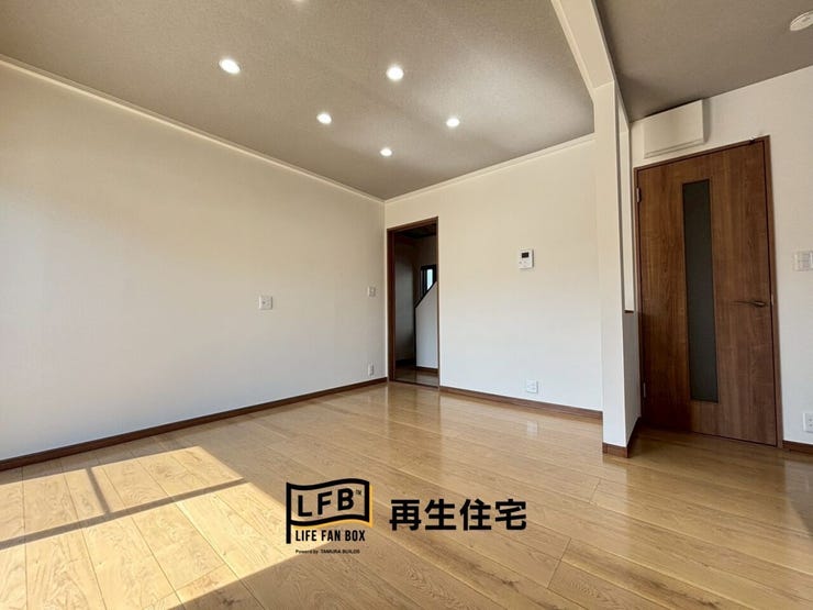 ダウンライトが優しく照らす、開放感あふれるLDK。ナチュラルな色の床が、どんなインテリアにも馴染む心地よい空間を演出します。