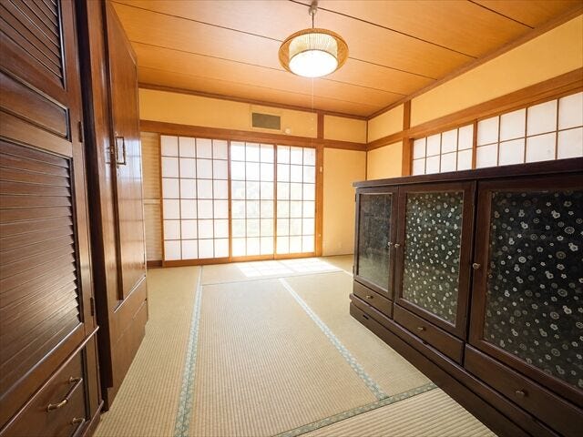 1F和室:収納スペースが豊富なので、お部屋を広くお使いいただけます。押入があるので、奥行きがあり、お布団などをしまうことができます。※実際の写真から家具等を消すCG加工をしています。