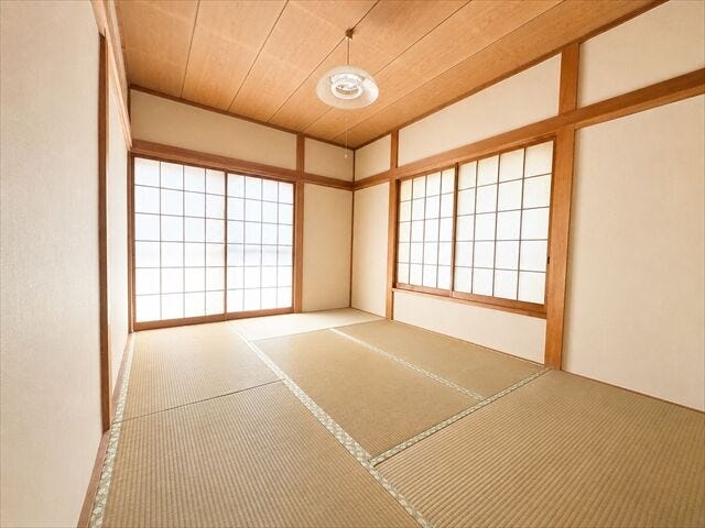 2Fベランダ側和室:二面採光で明るく、通風も期待できそう!※実際の写真から家具等を消すCG加工をしています。