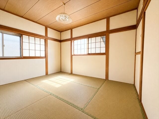 2F和室:押入は奥行きがあるので、収納グッズを使えば空間を有効活用でき、たくさん収納することができます。お洋服も収納できそうです。※実際の写真から家具等を消すCG加工をしています。