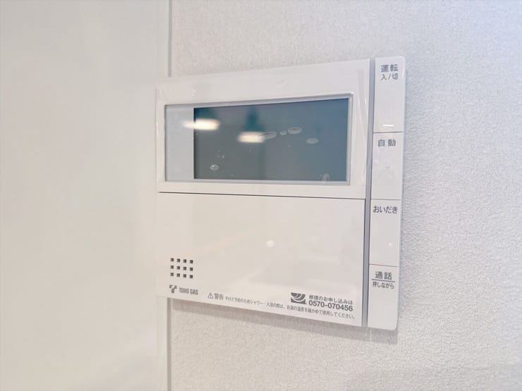 追い炊き機能でいつでも温かいお風呂を楽しめます。家族の入浴時間がバラバラでも、ボタン一つですぐに心地よい適温に。帰宅が遅くなったお父さんも、いつでもポカポカのお湯で一日の疲れを癒せます。
