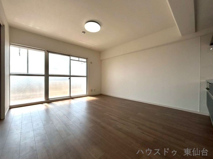 目線が奥に抜ける大きな窓に折上げの天井で解放感のあるリビングです♪