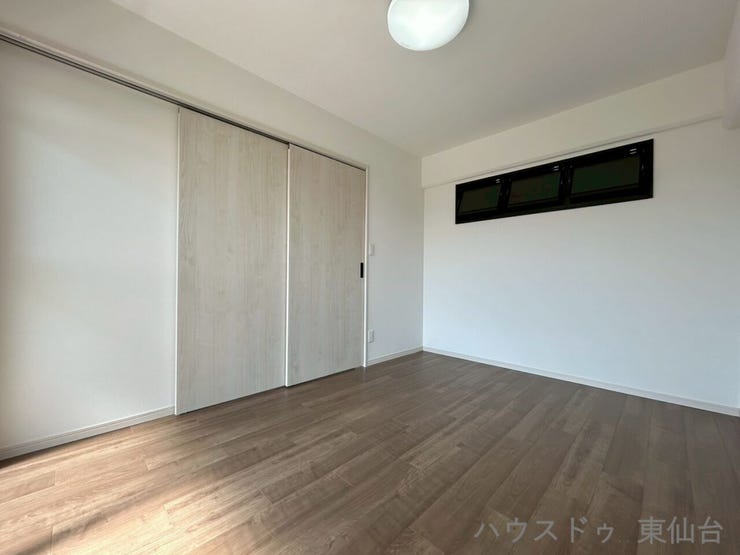 アクセントになる窓がおしゃれなお部屋です♪
