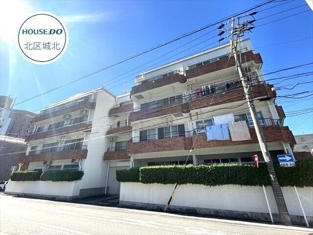 【外観】
4階建てのマンションです。
名古屋市名城線/志賀本通駅より徒歩3分、名古屋市名城線/平安通駅より徒歩11分、名古屋市営バス「志賀本通」停まで徒歩4分の立地です。