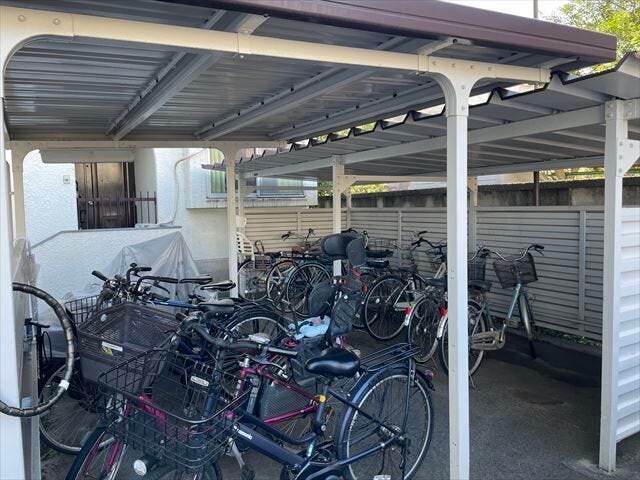 駐輪場です。屋根が付いていますので、自転車が雨で濡れることなく保管することができます。