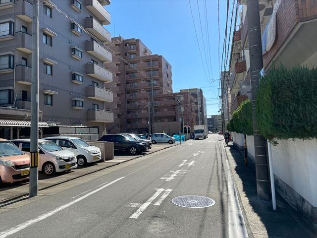 東側前面道路です。