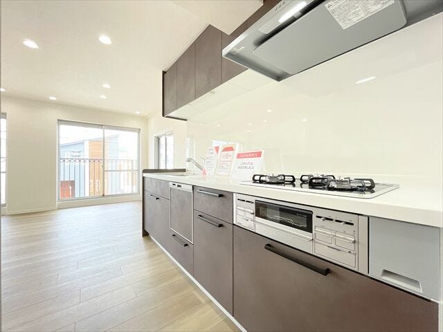 広々とした空間の中、親子でお料理が楽しめます。収納も充実しているので、片付けも楽々です◎スッキリお使い頂けます。