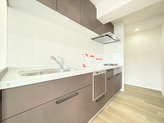 キッチンは家族の絆を育む大切な空間。シンプルで使い易いシステムキッチンで愉しく作る料理は愛情のある美味しいご馳走に!