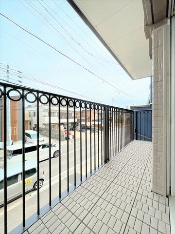 幅と奥行きのあるバルコニー。インナーバルコニーのように屋根があるので、急な雨に降られても、安心です。