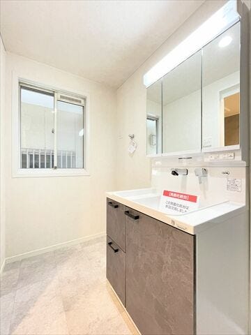 人気の3面鏡を採用しました。ミラー裏が収納になっているので、生活感を出さずに収納することが出来ます。