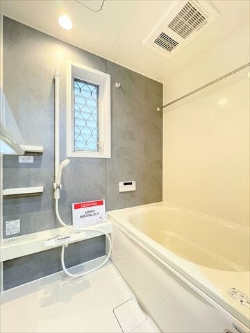 壁の色に変化をつけているので、明るさを保ちつつも落ち着いた印象の浴室です。広々としたバスタブは1日の疲れをリフレッシュ出来そうですね。