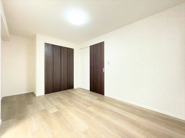 明るく、収納スペースも完備された洋室は、子供部屋としても、寝室としてもお使いいただけます。窓があるので換気も良好です。