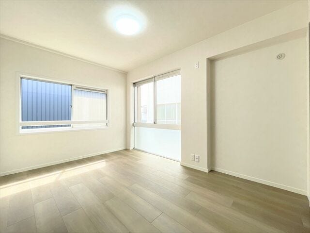 二面採光により、室内にたっぷりと自然光が差し込み、明るく開放的な空間を実現。風通しも良く快適に過ごせます。