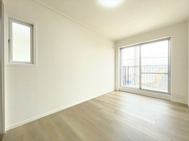 朝日がやさしく差し込むベッドルームには、クローゼットを設置。衣類や荷物を整理しやすく、空間を広く使える便利な空間です。