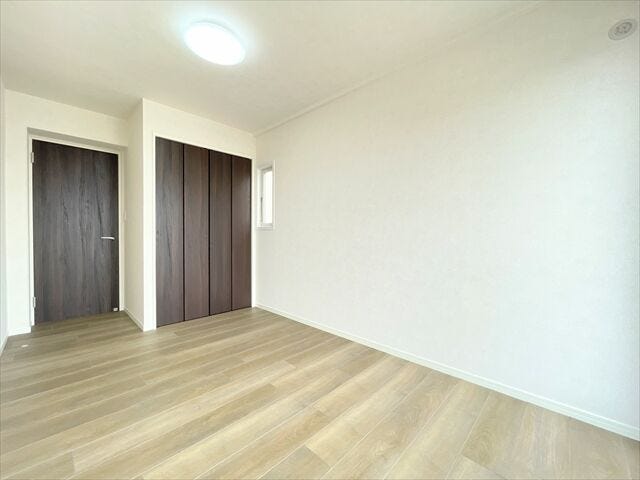 北側のお部屋のため夏場でも涼しく過ごしやすく、直射日光を抑えた快適な空間です。家具の日焼けや紫外線による劣化を軽減できる点もうれしいポイントです。