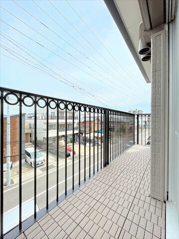 2、3階にバルコニーが付いています。3階からの眺望も魅力のひとつで、どんな景色が広がっているのか楽しみです♪