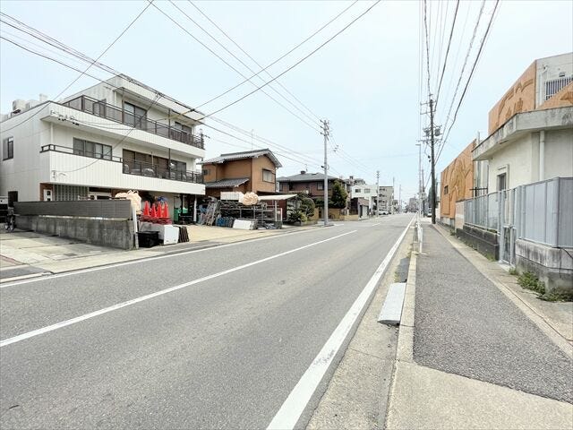 東側幅員約11.0mの道路に接道しています。車の出し入れもしやすく、また配達などの車が停まっていても通行出来る道幅となっています。