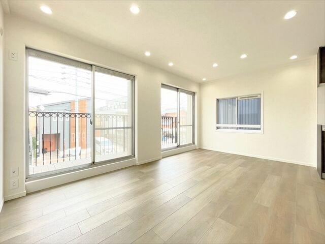 バルコニーに面した窓は開口部が大きく、陽射しをたっぷりと室内に入れてくれます。朝は気持ちよく快適な空間、夜は夜景が綺麗。