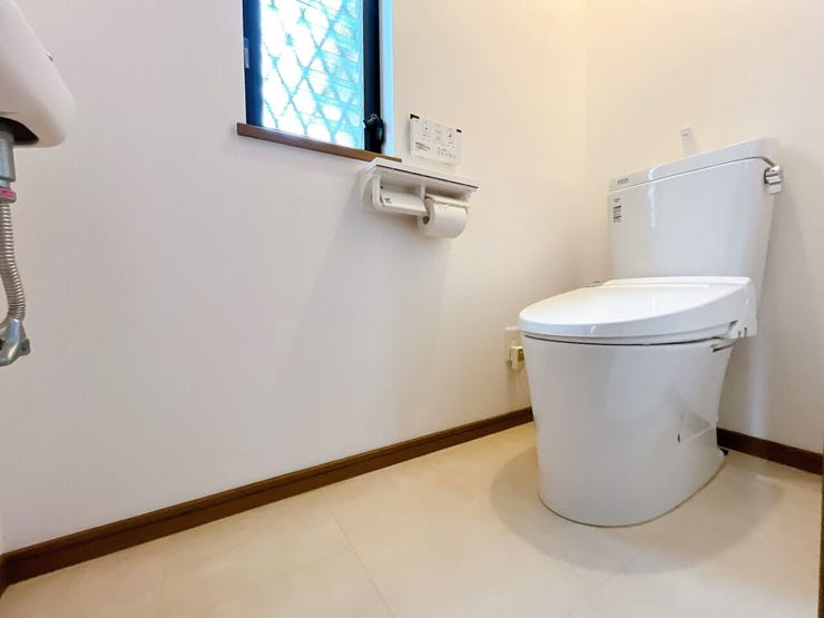 トイレにも窓があり、明るく通風良好です◎