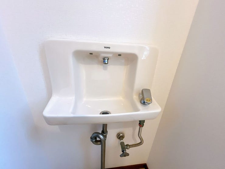 手洗いと温水洗浄つきの便座です◎