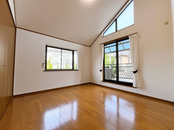 日当り良好の洋室!
明るい空間となっております。