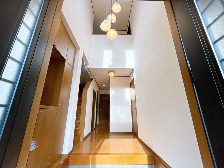 光が差す明るい玄関です。