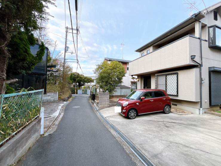 落ち着いた雰囲気の閑静な住宅街で環境の良い立地です。