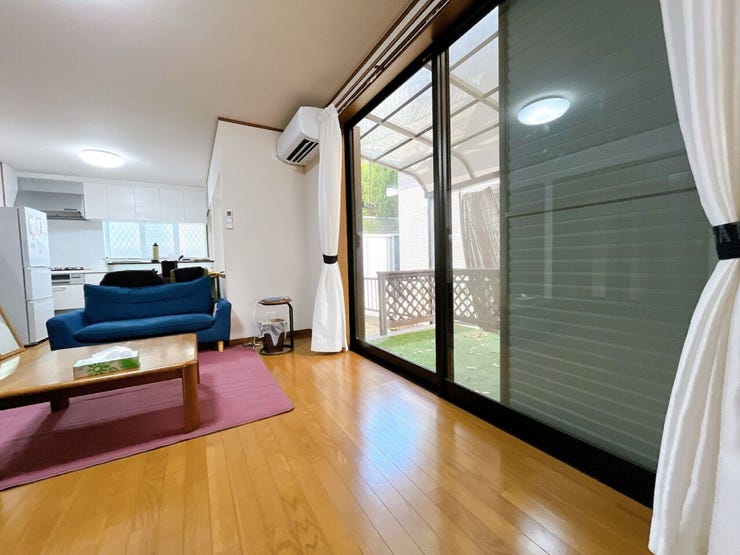 開口部に広い窓があり、採光・通風ともに多く取り込めます。