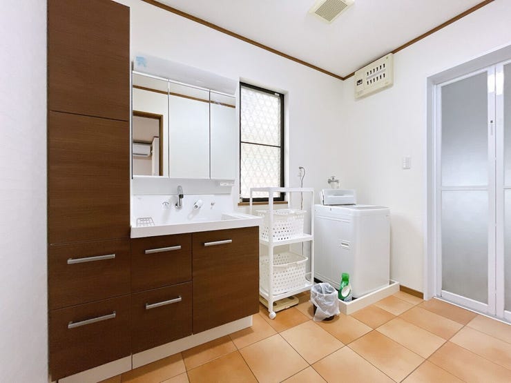 洗面所にも窓があり、明るい空間となっております。