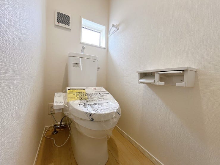 トイレにも窓があり、明るく通風良好です◎