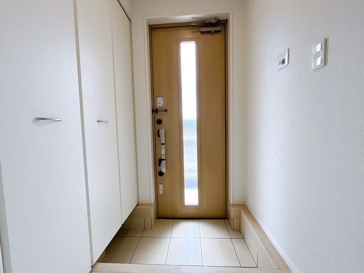 スリット窓付きドアで明るい玄関です。