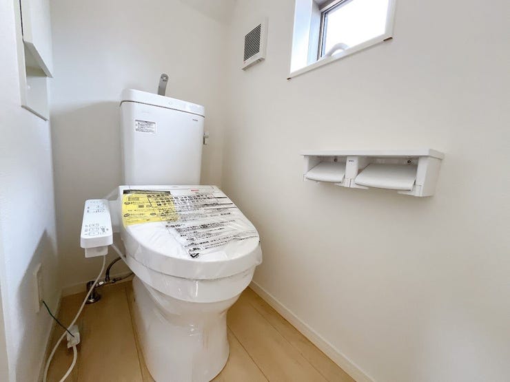 トイレにも窓があり、明るく通風良好です◎