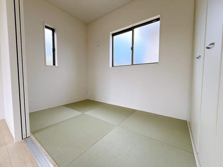 リビング横の和室スペースは休憩したり、お子様の安全な遊びスペースとしても使えます◎