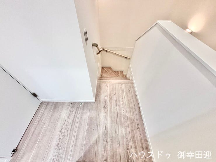 ■暮らしを繋ぐ、明るい動線■採光窓から光が差し込み、足元を優しく照らす。安全で快適な、家族の生活を支える縦の繋がりです。