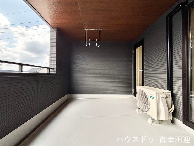 ■空の下の開放的な特等席■日光浴や読書、外の空気を感じながらリフレッシュ。暮らしを豊かにする、もう一つの心地よい空間です。