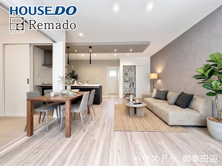 【リビング】
■家族の笑顔が集う中心地■お気に入りの家具を迎え、窓からは心地の良い光が差し込みます。※CGで家具を配置しています。